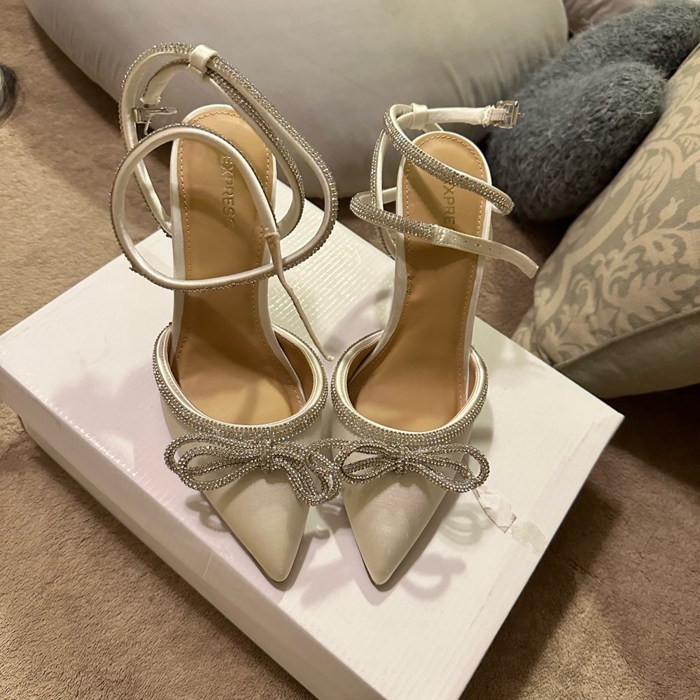 Express ‘Rhinestone Bow Pump’